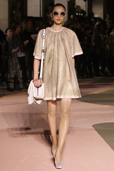 Look 16